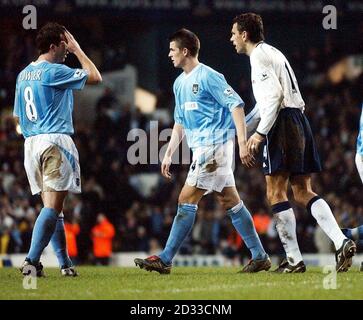 Joey Barton (au centre) de Manchester City est envoyé lors du match de quatrième tour de la coupe FA contre Tottenham Hotspur à White Hart Lane, Londres. Manchester City a gagné 4-3. Banque D'Images