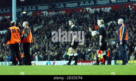 Shaun Wright-Phillips de Manchester City (deuxième à gauche) proteste contre l'envoi du coéquipier Joey Barton (non représenté), par l'arbitre Rob Styles (au centre), alors que les stewards arrivent sur le terrain lors de l'incident du match de répétition du quatrième tour de la FA Cup contre Tottenham Hotspur à White Hart Lane, Londres. Manchester City a gagné 4-3. CETTE IMAGE NE PEUT ÊTRE UTILISÉE QUE DANS LE CONTEXTE D'UNE FONCTION ÉDITORIALE. AUCUNE UTILISATION DE SITE WEB/INTERNET À MOINS QUE LE SITE NE SOIT ENREGISTRÉ AUPRÈS DE L'ASSOCIATION DE FOOTBALL PREMIER LEAGUE. Banque D'Images