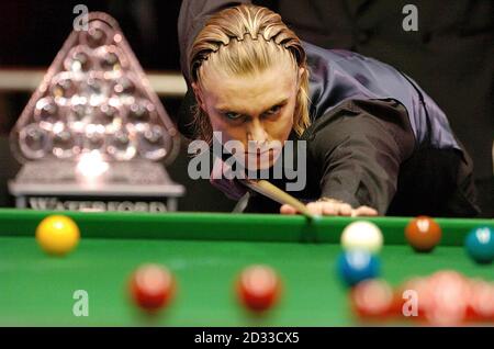 Paul Hunter en action pendant la finale des maîtres contre Ronnie O'Sullivan en Angleterre au Wembley Conference Centre, Londres. Banque D'Images