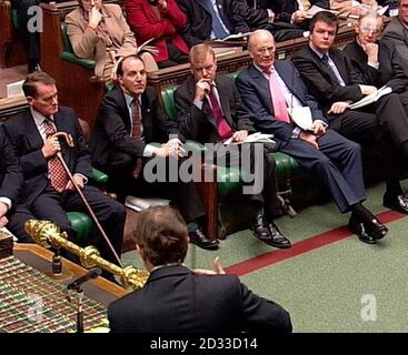 Le leader libéral démocrate Charles Kennedy écoute attentivement le premier ministre Tony Blair lors des questions du premier ministre à la Chambre des communes, à Londres. Banque D'Images