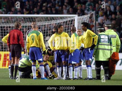 Gilberto Silva de Brazils dans la douleur avant d'être brandi pendant le match international amical Irlande contre Brésil à Lansdowne Road, Dublin. CETTE IMAGE NE PEUT ÊTRE UTILISÉE QUE DANS LE CONTEXTE D'UNE FONCTION ÉDITORIALE. AUCUNE UTILISATION DE SITE WEB/INTERNET À MOINS QUE LE SITE NE SOIT ENREGISTRÉ AUPRÈS DE L'ASSOCIATION DE FOOTBALL PREMIER LEAGUE. Banque D'Images