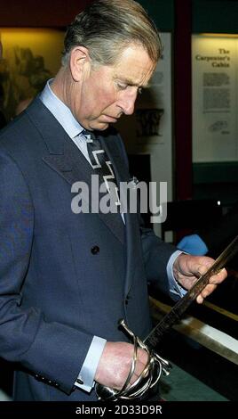 Le Prince de Galles examine une réplique d'une épée à paniers du XVIe siècle provenant de l'épave de la Mary Rose lors d'une visite des chantiers historiques de Portsmouth. Le prince Charles a visité l'épave du navire de guerre historique Mary Rose qu'il a aidé à élever du lit de mer.Charles a visité le musée Mary Rose dans le chantier naval historique de Portsmouth pour souligner le jubilé d'argent de la Mary Rose Trust. Banque D'Images