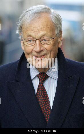 Anthony Haines arrive au General Medical Council de Londres. M. Haines est l'un des sept médecins, certains ne travaillent plus à la clinique privée pour les héroïnomanes qui étaient aujourd'hui confrontés à une audience disciplinaire sur les allégations de traitement inapproprié dans ce qui devrait être l'un des plus grands cas de l'histoire de 145 ans du Conseil médical général. Les accusations portent sur des prescriptions inappropriées présumées de méthadone, un substitut d'héroïne largement utilisé, pour des patients au Stapleford Centre, qui a des sites à Ongar, Essex, et Belgravia, dans le centre de Londres. Banque D'Images