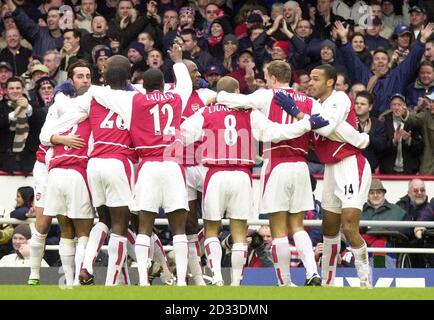 Thierry Henry (à droite) d'Arsenal célèbre avec ses coéquipiers après avoir obtenu le deuxième but contre Charlton Athletic, lors du match Barclaycard Premiership à Highbury, dans le nord de Londres, le samedi 28 février 2004. Banque D'Images