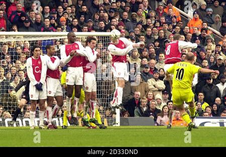 Claus Jensen de Charlton Athletic (à droite) a obtenu un coup de pied gratuit contre Arsenal lors du match Barclaycard Premiership à Highbury, dans le nord de Londres, le samedi 28 février 2004. CONTEXTE D'UNE FONCTION ÉDITORIALE. AUCUNE UTILISATION DE SITE WEB/INTERNET À MOINS QUE LE SITE NE SOIT ENREGISTRÉ AUPRÈS DE L'ASSOCIATION DE FOOTBALL PREMIER LEAGUE. Banque D'Images