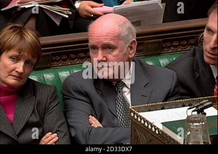 La secrétaire à la culture, Tessa Jowell, et le secrétaire à la Santé, John Reid, à la Chambre des communes, à Londres, pendant les questions des premiers ministres. Banque D'Images