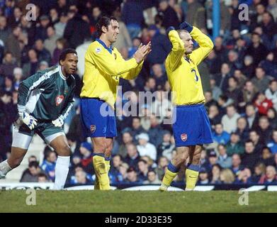 Le Fredrik Ljungberg d'Arsenal (à droite) célèbre son but contre Portsmouth avec son coéquipier EDU, tandis que le gardien de Portsmouth Shaka Hislop (à gauche) regarde, lors du match final de la coupe FA Quarter au parc Fratton, à Portsmouth. CETTE IMAGE NE PEUT ÊTRE UTILISÉE QUE DANS LE CONTEXTE D'UNE FONCTION ÉDITORIALE. AUCUNE UTILISATION DE SITE WEB/INTERNET À MOINS QUE LE SITE NE SOIT ENREGISTRÉ AUPRÈS DE L'ASSOCIATION DE FOOTBALL PREMIER LEAGUE. Banque D'Images