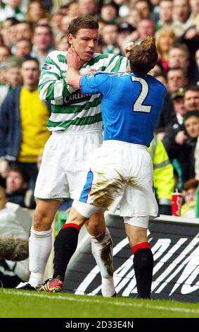 Alan Thompson (à gauche) du Celtic pousse Fernando Ricksen des Rangers dans un échange chauffé lors du cinquième tour de la coupe d'Écosse du Tennent au Celtic Park. USAGE ÉDITORIAL UNIQUEMENT Banque D'Images