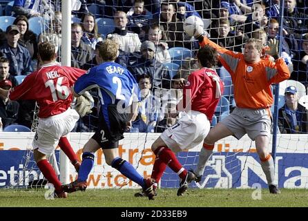 Kevin Pressman, gardien de but de Sheffield Wednesday, sauve chez Alex Neil (L) de Barnsley lors du match national de la division deux à Hillsborough, Sheffield. CETTE IMAGE NE PEUT ÊTRE UTILISÉE QUE DANS LE CONTEXTE D'UNE FONCTION ÉDITORIALE. PAS D'UTILISATION DU SITE WEB DU CLUB OFFICIEUX. Banque D'Images