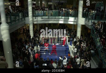 Médaillé d'or olympique, Audley Harrison lors d'une séance d'entraînement publique au centre commercial Watford Harlequin pour son combat de titre de Heavyweight du 20 mars à Wembley Arena . Banque D'Images