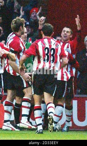 Kevin Phillips (à droite) de Southampton est félicité par les coéquipiers après avoir obtenu leur deuxième but contre Liverpool lors du match Barclaycard Premiership au stade St Mary's. CETTE IMAGE NE PEUT ÊTRE UTILISÉE QUE DANS LE CONTEXTE D'UNE FONCTION ÉDITORIALE. AUCUNE UTILISATION DE SITE WEB/INTERNET À MOINS QUE LE SITE NE SOIT ENREGISTRÉ AUPRÈS DE L'ASSOCIATION DE FOOTBALL PREMIER LEAGUE. Banque D'Images