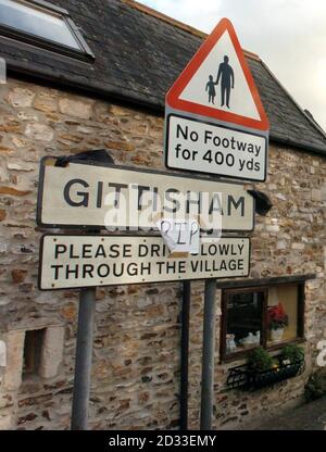 Gittisham, Devon est. Un propriétaire foncier qui vend 27 propriétés louées dans un village de cartes postales a été accusé aujourd'hui par les locataires de leur refuser la chance de lui parler du déménagement qui a surpris la communauté. La Combe Estate de Richard Marker vend ses maisons dans le village pittoresque de Gittisham, à l'est du Devon. Les agents de M. Marker, âgé de 55 ans et né au Canada, qui a hérité de la propriété de 3,500 acres à l'âge de 21 ans, ont remis mercredi aux locataires des lettres leur donnant avis. Banque D'Images