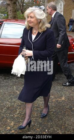 Lucy Hemmings arrive pour le service commémoratif de son mari, l'acteur David Hemmings, à l'église St Mary's Church de Paddington, dans l'ouest de Londres. L'enfant de 62 ans est décédé le 3 décembre dernier après avoir subi une crise cardiaque en Roumanie où il venait de terminer l'action sur le film Samantha's Child. L'acteur né à Surrey a commencé sa carrière en tant que jeune star de l'opéra et le compositeur Benjamin Britten a écrit certaines de ses pièces d'enfant les plus importantes pour lui. Banque D'Images