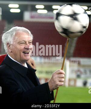 Sir Bobby Robson, directeur du Newcastles United football Club, effectue un exercice d'équilibrage avec une balle avant que les tonights ne s'affronent avec Real Mallorca au 4e tour de la coupe UEFA. Banque D'Images