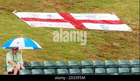 Un spectateur regarde, tandis que la pluie s'arrête de jouer, pendant le deuxième jour du match de tour entre l'Angleterre et le Carib Beer XI à l'Université des Antilles, à la Barbade. Banque D'Images