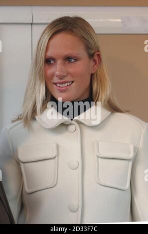 Zara Phillips arrive pour la deuxième journée de la réunion du Festival National de la chasse à Cheltenham. 26/05/2004: Zara Phillips, qui se joint à l'ancien joueur de cricket d'Angleterre Phil Tufnell mercredi 26 mai 2004 dans le cadre d'une marche de 500 miles pour la charité. La petite-fille de la Reine, âgée de 22 ans, doit faire une randonnée de 16 kilomètres entre Evesham et Worcester avec le I'm A Celebrity Me sortir d'ici ! gagnant dans le cadre de son voyage de 28 jours. L'ancien Middlesex spinner, âgé de 38 ans, dont la mère est décédée d'un cancer à l'âge de 14 ans, vise à amasser 250,000 livres pour MacMillian cancer relief. Banque D'Images