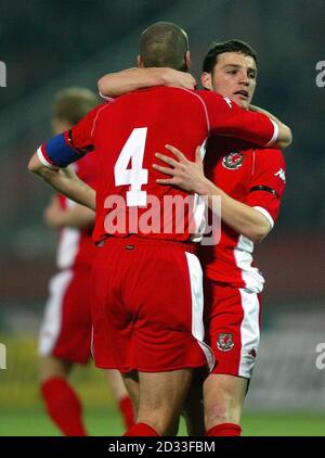 Jason Koumas célèbre le premier but du pays de Galles contre la Hongrie, avec Andrew Melville, lors de leur international amical au stade Ferenc Puskas, Budapest, Hongrie. Banque D'Images