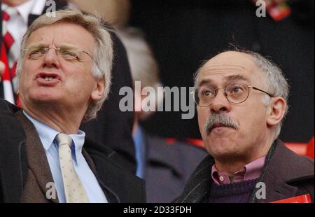 Michael Grade (à gauche) qui devrait être nommé plus tard comme nouveau président de la BBC. Il est photographié à The Valley, dans le sud-est de Londres, en discutant avec David Hill, le directeur des communications de Downing Street, avant le match Barclaycard Premiership entre Charlton Athletic et Aston Villa . Sa nomination intervient après que l'ancien président Gavyn Davies ait cessé de s'occuper du contenu du rapport Hutton sur la mort du Dr David Kelly. L'une des premières tâches du nouveau président sera de nommer un nouveau directeur général de la BBC après la démission de Greg Dyke à la suite de Hutton. CETTE IMAGE NE PEUT ÊTRE QUE B Banque D'Images