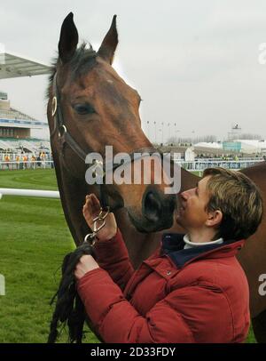 De retour sur la scène de sa Grand National Glory, Monty's Pass, vainqueur de l'Aintree Grand National l'année dernière, avec Mary Mangan, épouse de l'entraîneur James Mangan. Banque D'Images