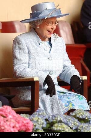 La reine Elizabeth II de Grande-Bretagne lors de sa visite officielle à Paris, regarde une équipe de dressage d'élite. Plus tôt aujourd'hui, des centaines de personnes ont bordé les trottoirs pavés de la rue pour voir la Reine, les adeptes de la finition se sont retrouvés sur leurs balcons en agitant pendant qu'elle a marché entre les restaurants et les magasins. Banque D'Images