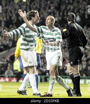 Henrik Larsson (au centre) du Celtic se plaint de Chris Sutton après que Henrik Larsson ait eu un but Villareal dissalué, lors de leur coupe UEFA, quart de finale 1ère jambe au Celtic Park Stadium, Glasgow. Banque D'Images