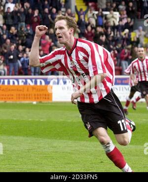 Peter gain de Lincoln City célèbre l'équaliseur contre Swansea City lors du match national de la division trois à Sincil Bank, Lincoln. CETTE IMAGE NE PEUT ÊTRE UTILISÉE QUE DANS LE CONTEXTE D'UNE FONCTION ÉDITORIALE. PAS D'UTILISATION DU SITE WEB DU CLUB OFFICIEUX. Banque D'Images