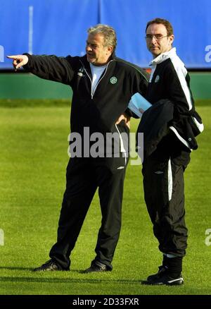 John Robertson (à gauche) le directeur adjoint du Celtic avec le directeur Martin O'Neill regardant le sol lors d'une séance d'entraînement léger au stade Madrigal à Villarreal, Espagne, avant la deuxième coupe finale du quart de jambe de l'UEFA, Villarreal contre Celtic demain, mercredi. Banque D'Images