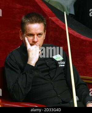 Joe Swail, d'Irlande du Nord, regarde pendant son match contre Ken Doherty le jour d'ouverture du Championnat du monde de l'Ambassade, au Crucible Theatre, Sheffield, le samedi 17 avril 2004. Banque D'Images