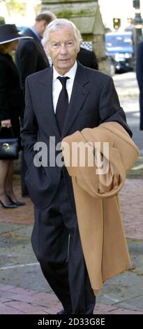 Lester Piggott, légende des courses, arrive à l'église St Paul, à Londres, pour les funérailles du principal propriétaire de chevaux de course Robert Sangster, qui est décédé à l'âge de 67 ans après sa bataille contre le cancer.Sangster était l'un des propriétaires les plus connus de Flat Racing et avait remporté 27 classiques européens. Banque D'Images