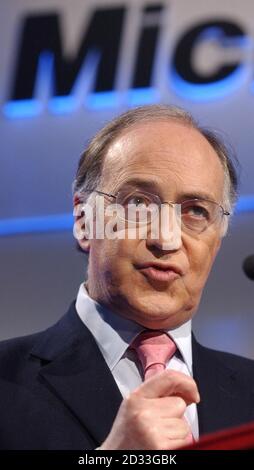 Le chef du Parti conservateur Michael Howard prend la parole à la Conférence nationale des chambres de commerce britanniques de cette année à Londres. *17/05/04: Le chef conservateur Michael Howard a fait sa campagne électorale européenne à Gibraltar. M. Howard estime que le Rock est un territoire conservateur naturel après que les ministres aient profondément bouleversé les résidents en proposant une souveraineté commune avec l'Espagne. Banque D'Images