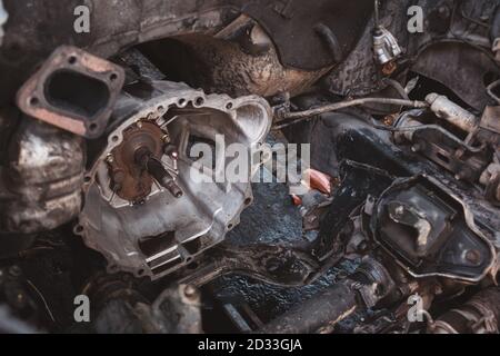 Gros plan du compartiment moteur de la voiture avec le moteur déposé pour la révision, le transport et les concepts de l'industrie de l'assurance. Banque D'Images