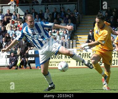 Guy Butters fans joueur de la saison en action pour Brighton, lors de leur Nationwide Division Two match contre nots Co., au Withdean Stadium, Brighton, le samedi 1er mai 2004. CETTE IMAGE NE PEUT ÊTRE UTILISÉE QUE DANS LE CONTEXTE D'UNE FONCTION ÉDITORIALE. PAS D'UTILISATION DU SITE WEB DU CLUB OFFICIEUX. Banque D'Images