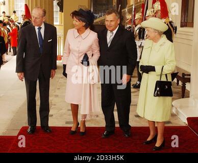 La Reine et le duc d'Édimbourg arrivent au Palais de Buckingham avec le président polonais Aleksander Kwasniewski et Madame Kwasniewski, qui sont arrivées en Grande-Bretagne pour une visite d'État de trois jours, à peine quatre jours après l'entrée de la Pologne dans l'Union européenne. Le président, un ancien communiste, qui travaillait autrefois derrière le bar d'un pub londonien et qui est un ardent fan d'Arsenal, a été accueilli par la Queen sur le Horse Guards Parade Londres. Le président a reçu un accueil cérémonial complet avec la cavalerie de la maison et le Grenadier Guards du 1er Bataillon qui ont fourni l'infanterie. Banque D'Images