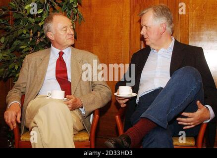 Le maire de Londres Ken Livingstone (à gauche) siège avec Steve Norris, le candidat conservateur, avant un débat public ouvert avec trois autres candidats et un large public, au Central Hall, Westminster, où on leur a demandé leurs plans pour l'éducation, les transports, la pauvreté et le droit et l'ordre. Les élections du prochain maire auront lieu dans la capitale le 10 juin. Banque D'Images