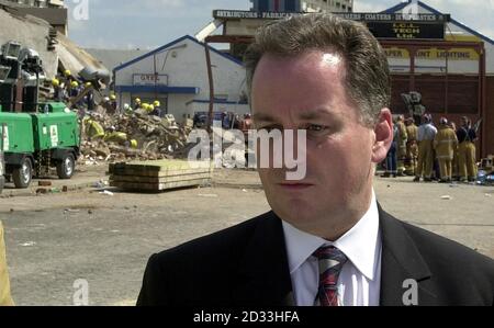 Le premier ministre écossais (centre) visite le site d'une explosion d'usine à Glasgow qui a coûté la vie à sept personnes pour rencontrer les services d'urgence. Jack McConnell a rencontré les chefs des services de police, d'incendie et d'ambulance pour leur travail de sauvetage infatigable à la suite de l'explosion d'hier à Stockline Plastics, dans la région de Maryhill à Glasgow. Le premier ministre vient de parler aux survivants de la catastrophe à l'infirmerie de l'Ouest de la ville et aux familles des victimes qui attendent des nouvelles de leurs proches dans un centre communautaire local. Banque D'Images