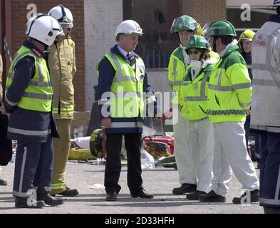 Le premier ministre écossais (centre) visite le site d'une explosion d'usine à Glasgow qui a coûté la vie à sept personnes pour rencontrer les services d'urgence.Jack McConnell a rencontré les chefs des services de police, d'incendie et d'ambulance pour leur travail de sauvetage infatigable à la suite de l'explosion d'hier à Stockline Plastics, dans la région de Maryhill à Glasgow.Le premier ministre vient de parler aux survivants de la catastrophe à l'infirmerie de l'Ouest de la ville et aux familles des victimes qui attendent des nouvelles de leurs proches dans un centre communautaire local. Banque D'Images