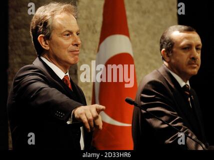 Le Premier ministre Tony Blair appelle à la fin des sanctions commerciales et à la levée de l'interdiction des vols commerciaux à destination de Chypre-Nord contrôlée par la Turquie lors d'une conférence de presse à Ankara avec le Premier ministre turc Recep Erdogan. Banque D'Images