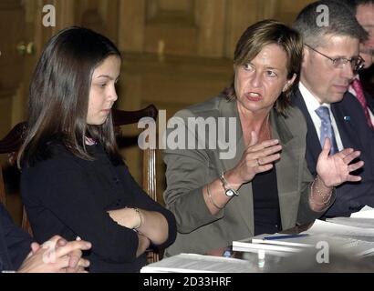 Le Dr Jenny Simpson, directeur général de la British Association of Medical Managers, prend la parole lors d'une réunion du NHS Regeneration Committee au 10 Downing Street, Londres. Le NHS modernisation Board affirme que des améliorations durables et durables sont en cours dans les services de santé, mais demande un meilleur accès aux soins en dehors de l'hôpital. Il souligne également la nécessité de poursuivre les investissements et souligne la nécessité d'étendre les changements pour inclure la condition physique, la nutrition et la prévention des maladies. Banque D'Images