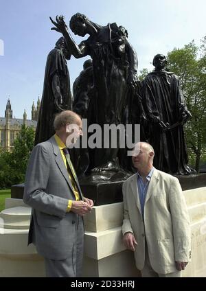 Sir Nicholas Goodison, ancien président du Fonds d'art avec Rupert Harris, expert en conservation (à droite) qui dirige les travaux de conservation sur les chabpurs Burghers de Calais dévoilés dans les jardins de la Tour Victoria par Sir Nicholas et son épouse. La sculpture a été enlevée à l'origine pour être garante pendant la Seconde Guerre mondiale, puis enlevée à une plinthe basse dans les années 1950. The 'Burghers of Calais' l'une des 750,000 œuvres que le National Art Collections Fund a sauvées pour le Royaume-Uni depuis sa fondation en 1903. Banque D'Images