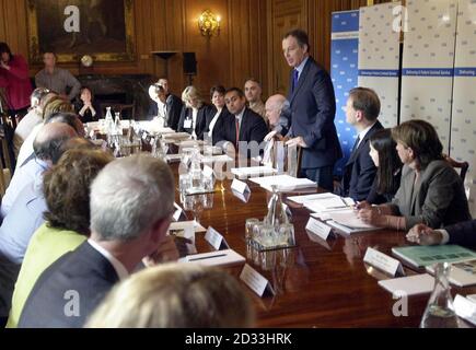 Le Premier ministre Tony Blair (permanent) s'adresse aux responsables du NHS lors d'une réunion du Comité de régénération du NHS au 10 Downing Street, Londres. Le NHS modernisation Board affirme que des améliorations durables et durables sont en cours dans les services de santé, mais demande un meilleur accès aux soins en dehors de l'hôpital. Il souligne également la nécessité de poursuivre les investissements et souligne la nécessité d'étendre les changements pour inclure la condition physique, la nutrition et la prévention des maladies. Banque D'Images