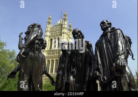 Les Burghers de Calais sculptent dévoilés par Sir Nicholas Goodison, ancien président du Fonds d'art et son épouse dans les jardins de la Tour Victoria, Londres. La sculpture a été enlevée à l'origine pour être garante pendant la Seconde Guerre mondiale, puis enlevée à une plinthe basse dans les années 1950. The 'Burghers of Calais' l'une des 750,000 œuvres que le National Art Collections Fund a sauvées pour le Royaume-Uni depuis sa fondation en 1903. Banque D'Images