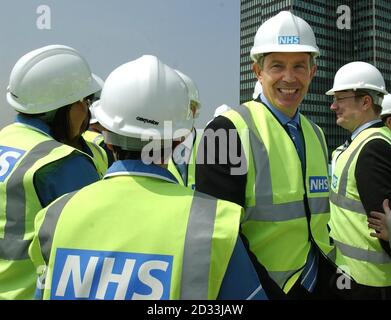 Le Premier ministre Tony Blair porte un casque de sécurité NHS lors d'une visite d'un nouveau projet de 422 millions de personnes au University College Hospital de Londres. Il a exhorté les électeurs à regarder au-delà des gros titres négatifs sur le système de santé et à reconnaître que le traitement s'améliore pour des millions de patients dans tout le pays. Banque D'Images