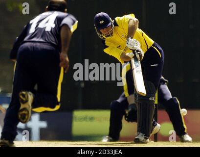 Michael Vaughan du Yorkshire en action pendant ses gains de 32 s'oppose à l'Écosse lors de leur match de la division deux de la ligue totesport au Grange Club d'Édimbourg. Banque D'Images