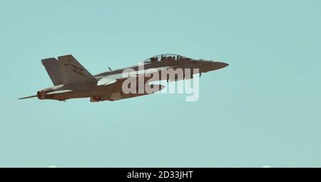 Un F/A-18F Super Hornet survole alors que le duc et la duchesse de Cambridge visitent la base de la RAAF Amberley pendant le treizième jour de leur visite officielle en Nouvelle-Zélande et en Australie. Banque D'Images