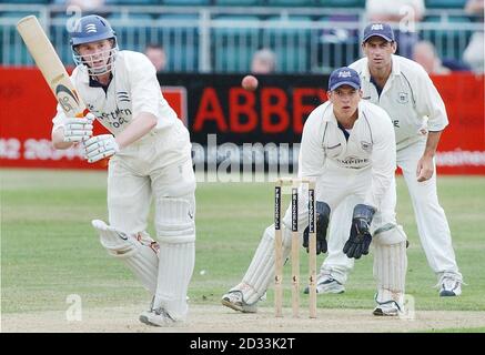 James Dalrymple (Middlesex) s'éloigne du joueur de cricket de Gloucestershire Steve Adshead et de son coéquipier Craig Spearman pendant la première journée du match de championnat du comté de Frizzell à Gloucester. Banque D'Images