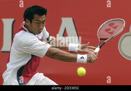 Le Paradorn Srichaphan de Thaïlande en action contre Andy Roddick de l'UDA, lors du quart-finale du match aux championnats Stella Artois, Queen's, Londres. Banque D'Images