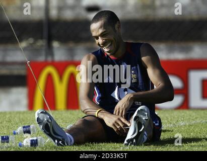 Thierry Henry de France pendant l'entraînement à San Tirso, près de porto, Portugal vendredi 11 juin 2004, avant l'ouverture de leur jeu de groupe Euro 2004 avec l'Angleterre. UTILISATION ÉDITORIALE UNIQUEMENT, PAS D'UTILISATION DE TÉLÉPHONE MOBILE OU PDA. UTILISATION D'INTERNET UNIQUEMENT SUR LES SITES AGRÉÉS PAR L'UEFA Banque D'Images