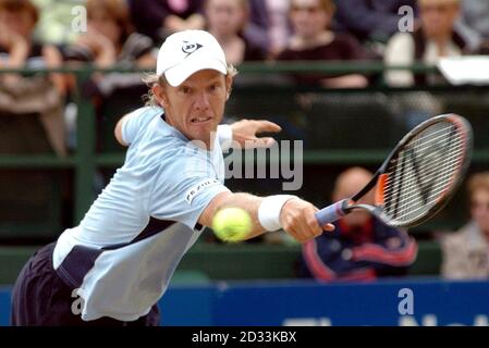 Thomas Johansson de Suède en action contre le Thailands Paradorn Srichaphan lors de la finale de l'Open de Nottingham à Nottingham. Srichaphan défait Thomas Johansson 6-1, 6-7, 4-6. Banque D'Images