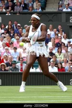 Défendant la championne Serena Williams des États-Unis en action contre Jie Zheng de Chine aux championnats de tennis de pelouse à Wimbledon, Londres. Williams a brossé son adversaire de côté dans des ensembles droits 6:3/6:1. USAGE ÉDITORIAL EXCLUSIF, PAS D'UTILISATION DE TÉLÉPHONE MOBILE. Banque D'Images