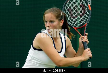 Katie O'Brien, de Grande-Bretagne, en action contre Maria Sanchez Lorenzo, d'Espagne, aux championnats de tennis de pelouse à Wimbledon, Londres.USAGE ÉDITORIAL EXCLUSIF, PAS D'UTILISATION DE TÉLÉPHONE MOBILE. Banque D'Images